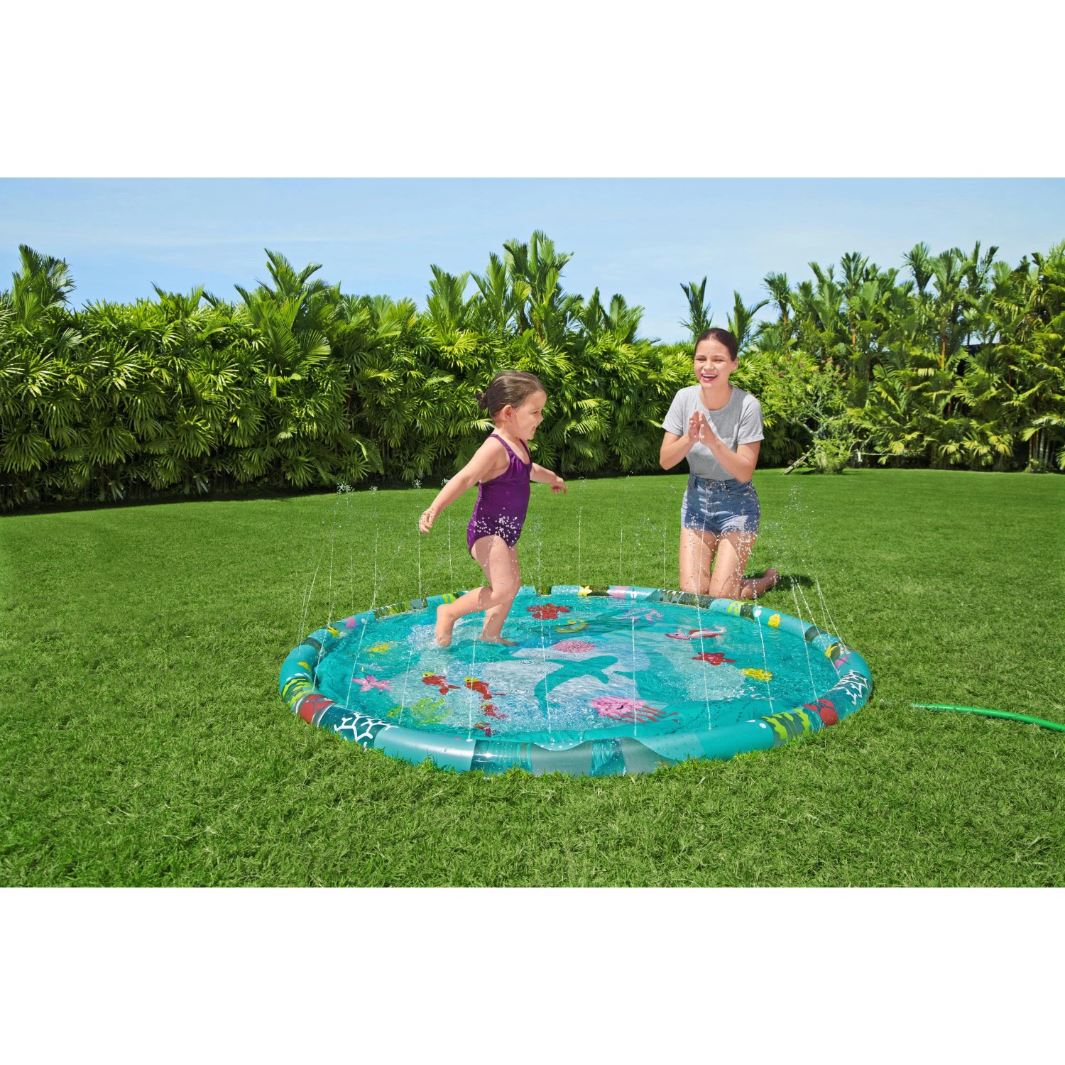 Bestway Wassermatte Underwater Ø 165 cm mit Kind im Garten. Planschbecken mit Meeresdesign für Wasserspaß.