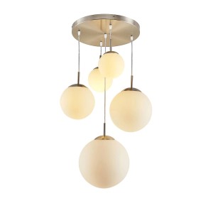 Moderne Lindby Pendelleuchte Heleska mit 5 opalweißen Glaskugeln und Alu-Finish.
