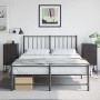 Schwarze vidaXL Nachttische (2 Stk.) aus Stahl neben einem Bett im Schlafzimmer.
