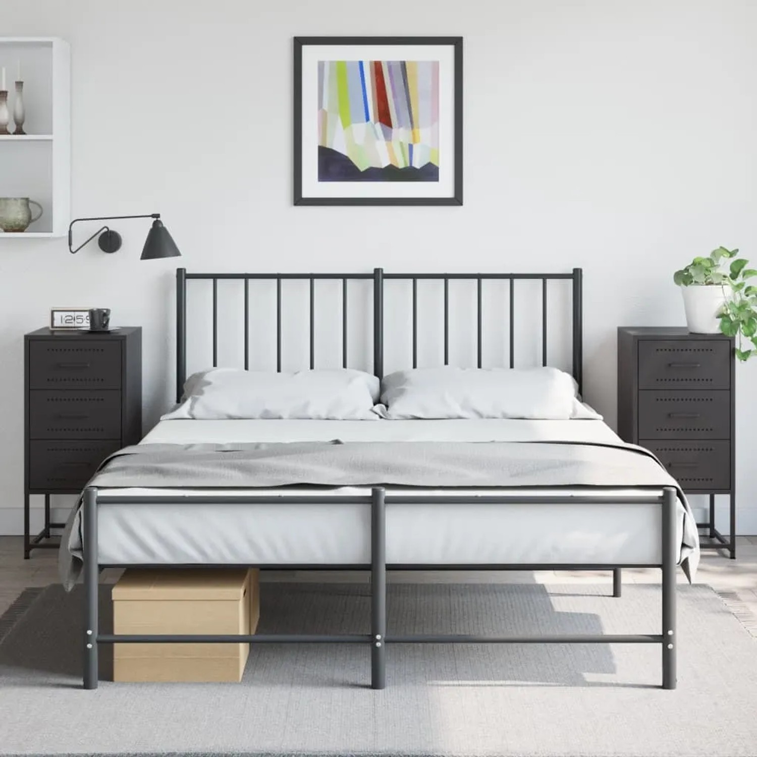 Schwarze vidaXL Nachttische (2 Stk.) aus Stahl neben einem Bett im Schlafzimmer.