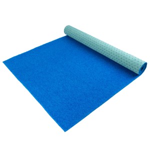 Blauer Primaflor Rasenteppich Park (4x3m), Kunstrasen mit Drainage-Noppen, teilweise aufgerollt.