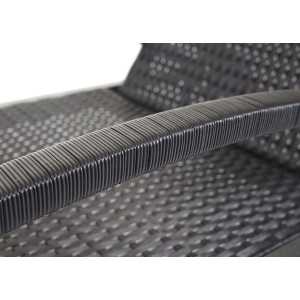 Detailaufnahme: Schwarze MCW Sonnenliege (2er-Set) mit dunkelgrauen Kissen, Fokus auf Armlehne aus Polyrattan.