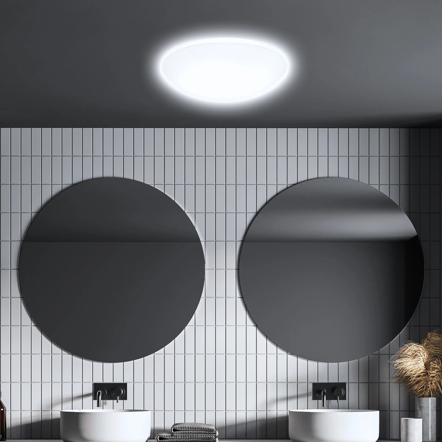 Weiße Brilo LED Deckenleuchte Elipso mit Bewegungsmelder im Badezimmer.