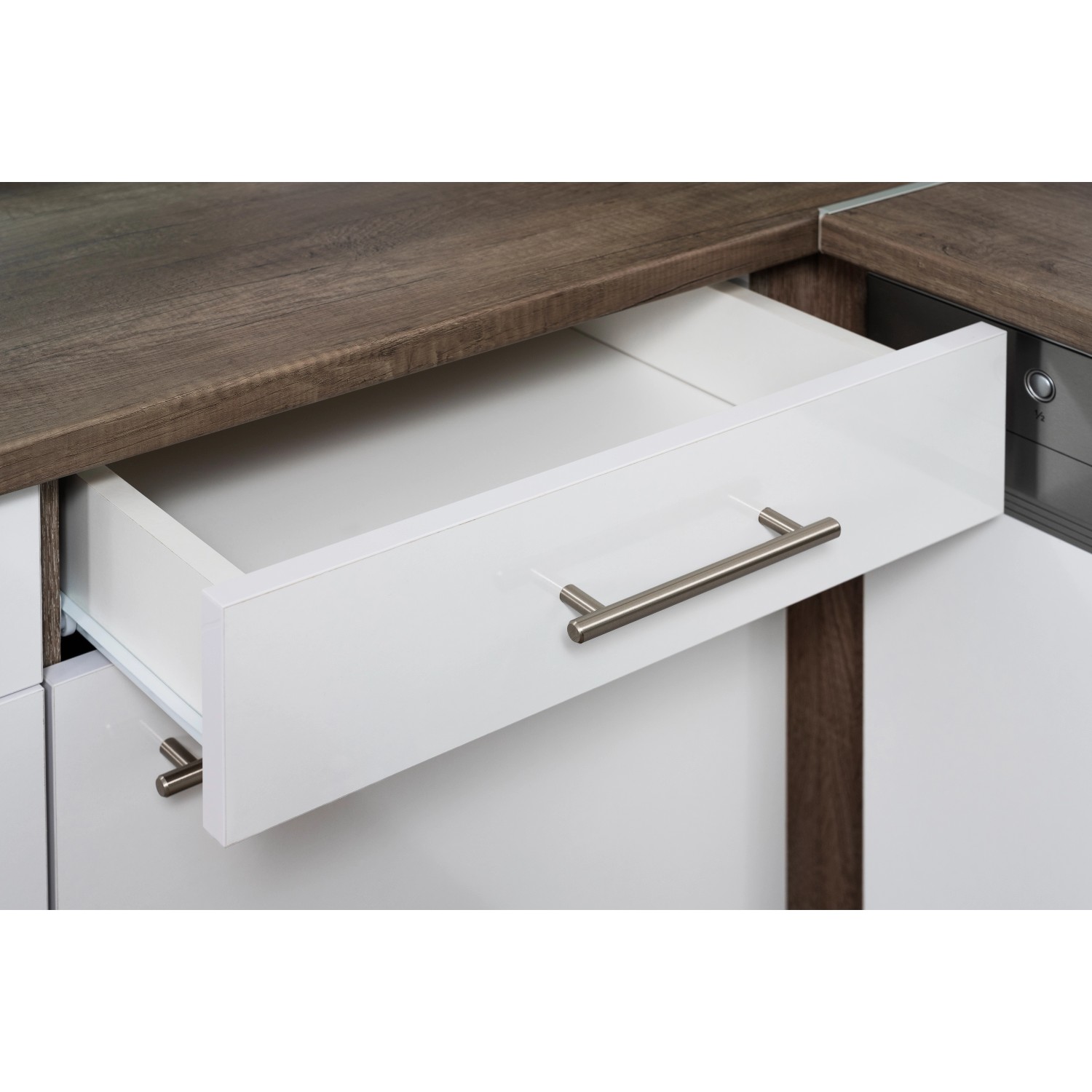 Detailaufnahme: Offene Schublade der Respekta Winkelküche in Weiß und Eiche York Nachbildung.