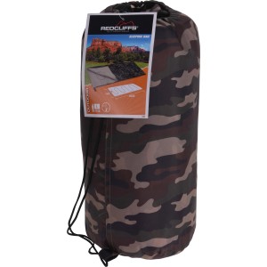 Schlafsack im grünen Camouflage Design im Packsack für Camping & Outdoor.