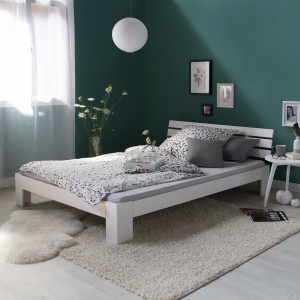 Weißes Holzbett 160x200 cm mit Lattenrost Homestyle4u im Schlafzimmer.