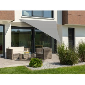 Silbergraues Schneider Sonnensegel Lanzarote (360cm) über einer Terrasse mit Gartenmöbeln.