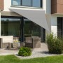 Silbergraues Schneider Sonnensegel Lanzarote (360cm) über einer Terrasse mit Gartenmöbeln.