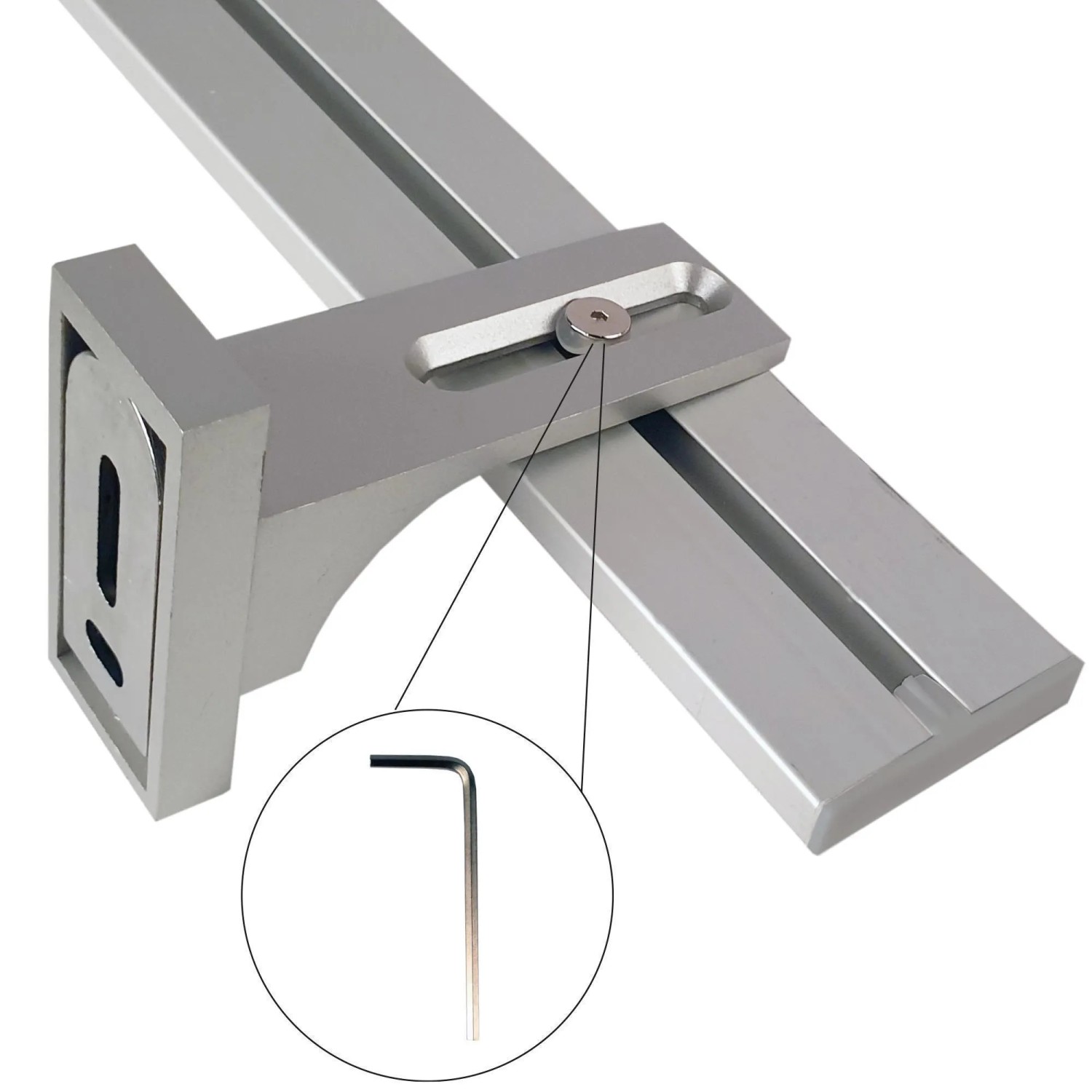 Detailaufnahme: Silberne Bestlivings Vorhangschiene aus Aluminium mit Wandträger und Inbusschlüssel.