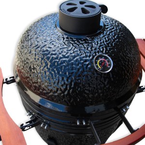 Schwarzer BBQ First Grill aus Keramik mit Thermometer und Holzablagen.