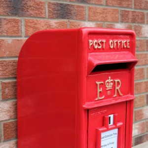 Roter Monstershop Briefkasten im englischen Stil mit "Post Office" Schriftzug.