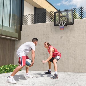 SPORTNOW Basketballkorb Stahl an Betonwand, zwei Spieler beim Basketball spielen.