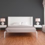 Schlafzimmer mit grauer 3D-Vliestapete mit Glitzer und geometrischem Muster.