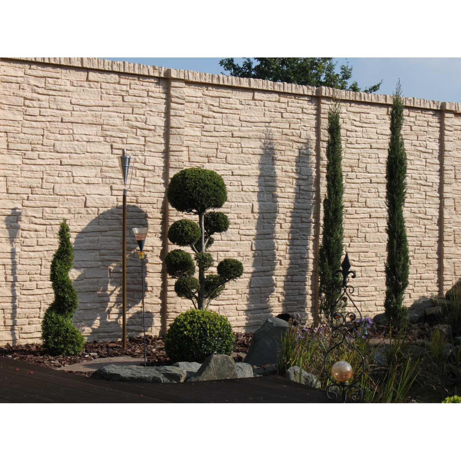 Betonzaun Nostalgie: Platte (144x30x4,5cm) als Wind- und Sichtschutz im Garten.