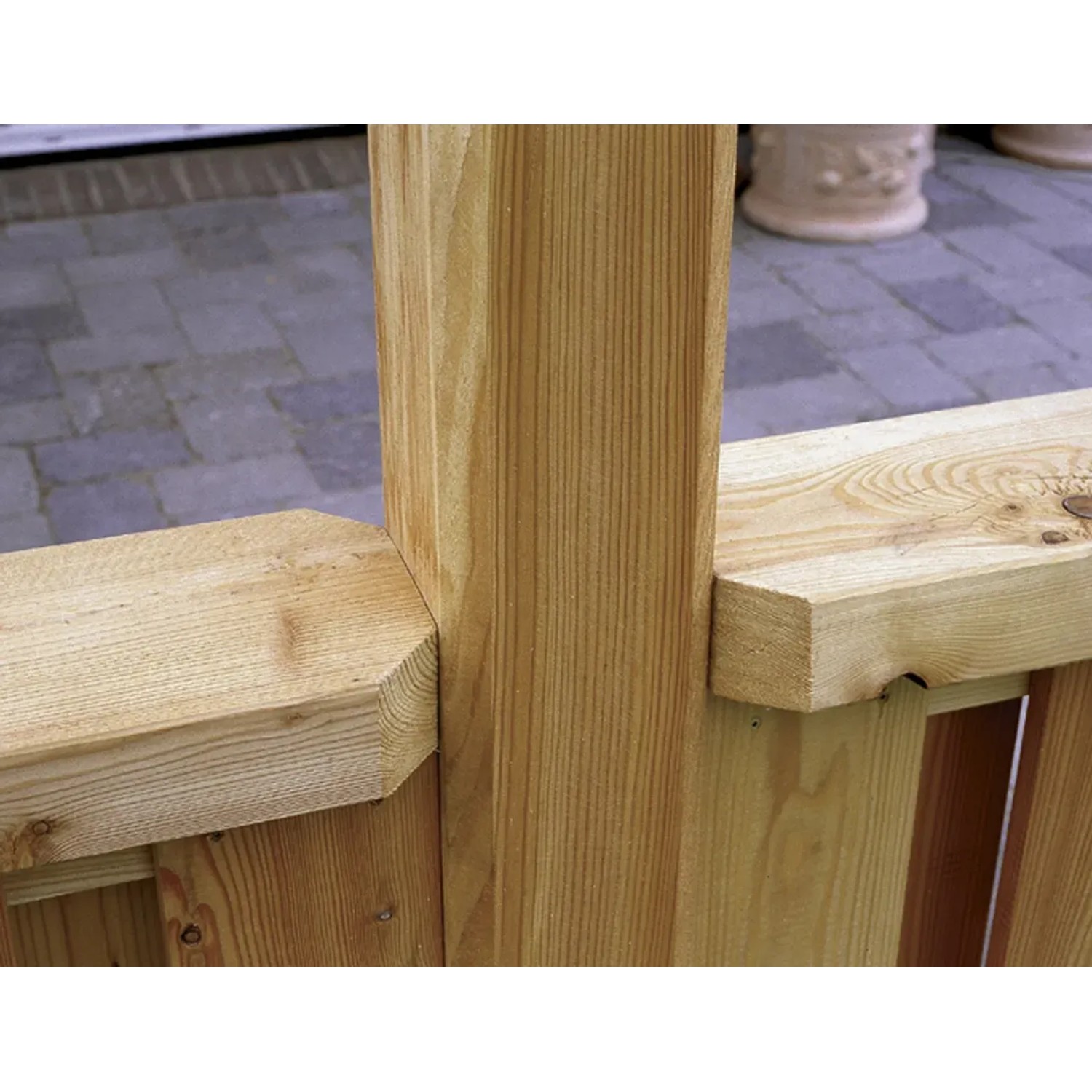 Skan Holz Deckelschalung Brüstung aus Douglasie für Terrassenüberdachung, Detailansicht.