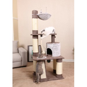 Brauner Heim Kratzbaum Schottland III mit zwei Katzen, Höhle, Hängematte und Spielzeug.