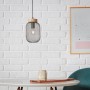 Olivgrüne Brilliant Pendelleuchte Giada, Ø 16 cm, mit Holzaufsatz und modernem Gitterdesign.
