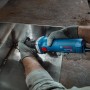 Bosch Professional GGS 30 LS Geradschleifer beim Schleifen von Metall.