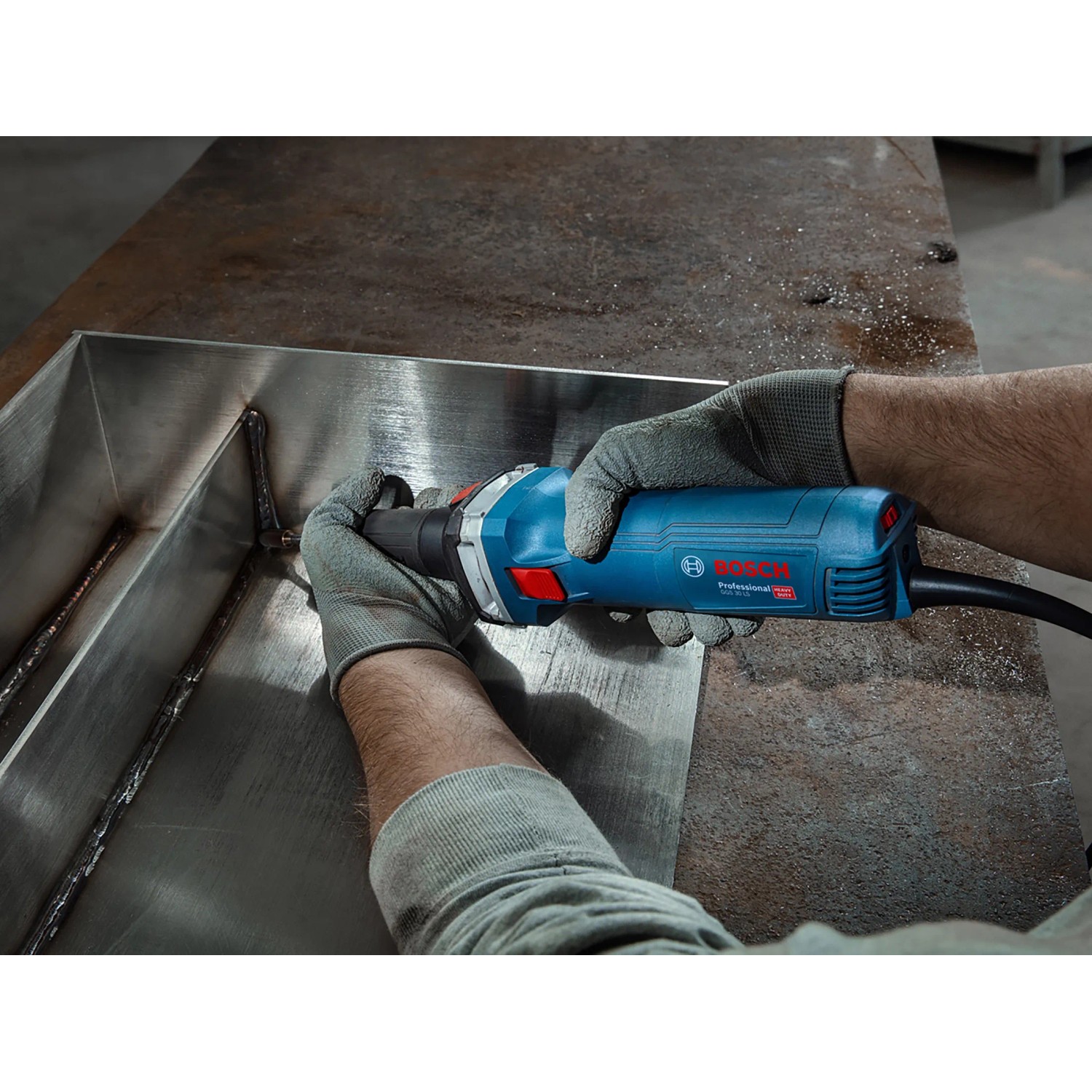 Bosch Professional GGS 30 LS Geradschleifer beim Schleifen von Metall.