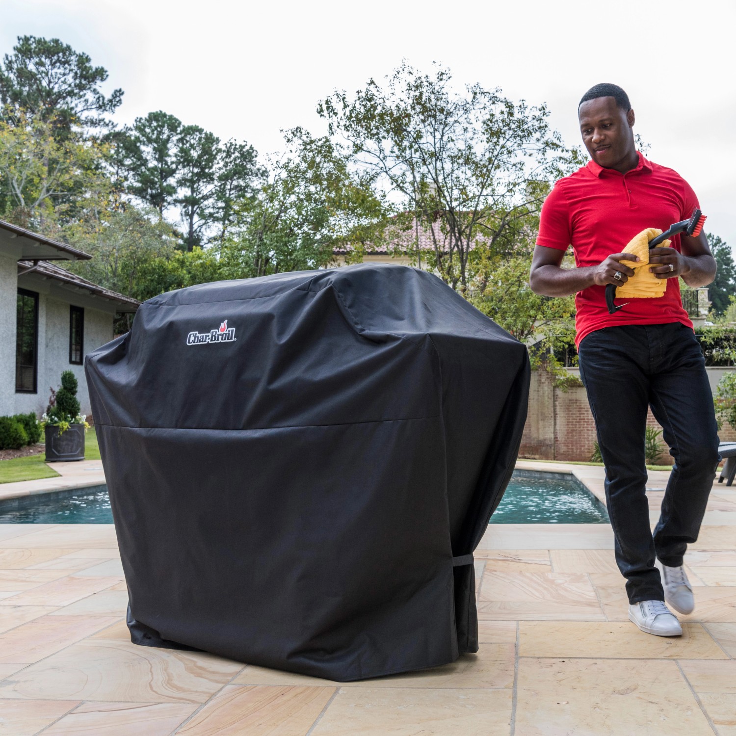Schwarze Char-Broil Grillabdeckung für 3-4 Brenner Gasgrills im Garten.
