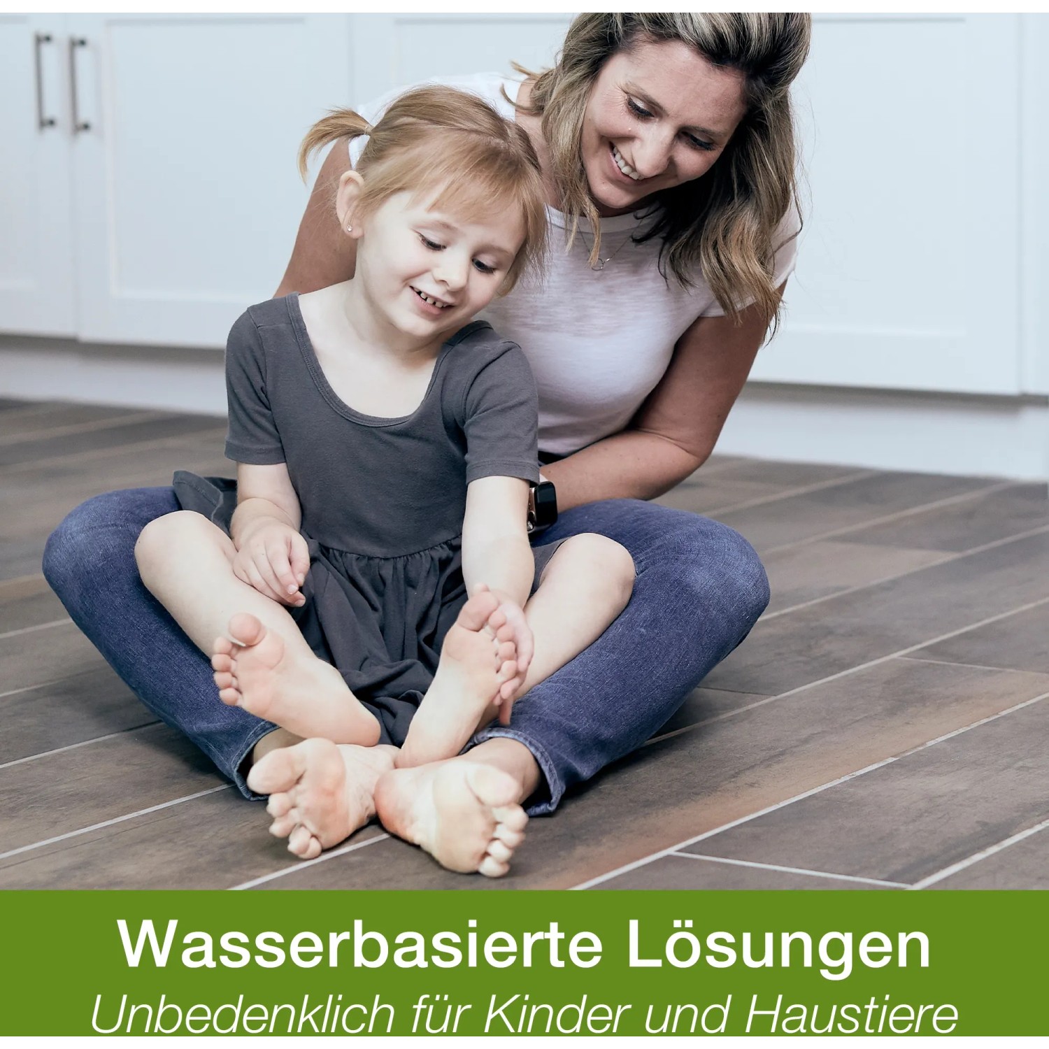 Mutter und Kind sitzen auf gereinigtem Laminatboden. Bona Stein-, Fliesen- und Laminatreiniger.