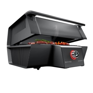 Schwarzer Severin Tischgrill Sevo GT mit Deckel und Grillgut.
