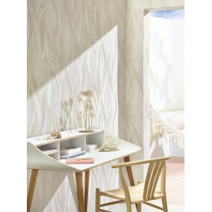 Beige Vliestapete mit Wellenmuster von Marburg Papis Loveday im Raum.