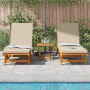 Zwei Sonnenliegen aus Akazienholz mit Rädern und Kissen neben Pool. Ideal zum Entspannen im Garten.