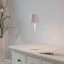Weiße Just Light Akku-LED-Tischleuchte Boteria auf Kommode. Dekorative Außenleuchte mit Touchdimmer.