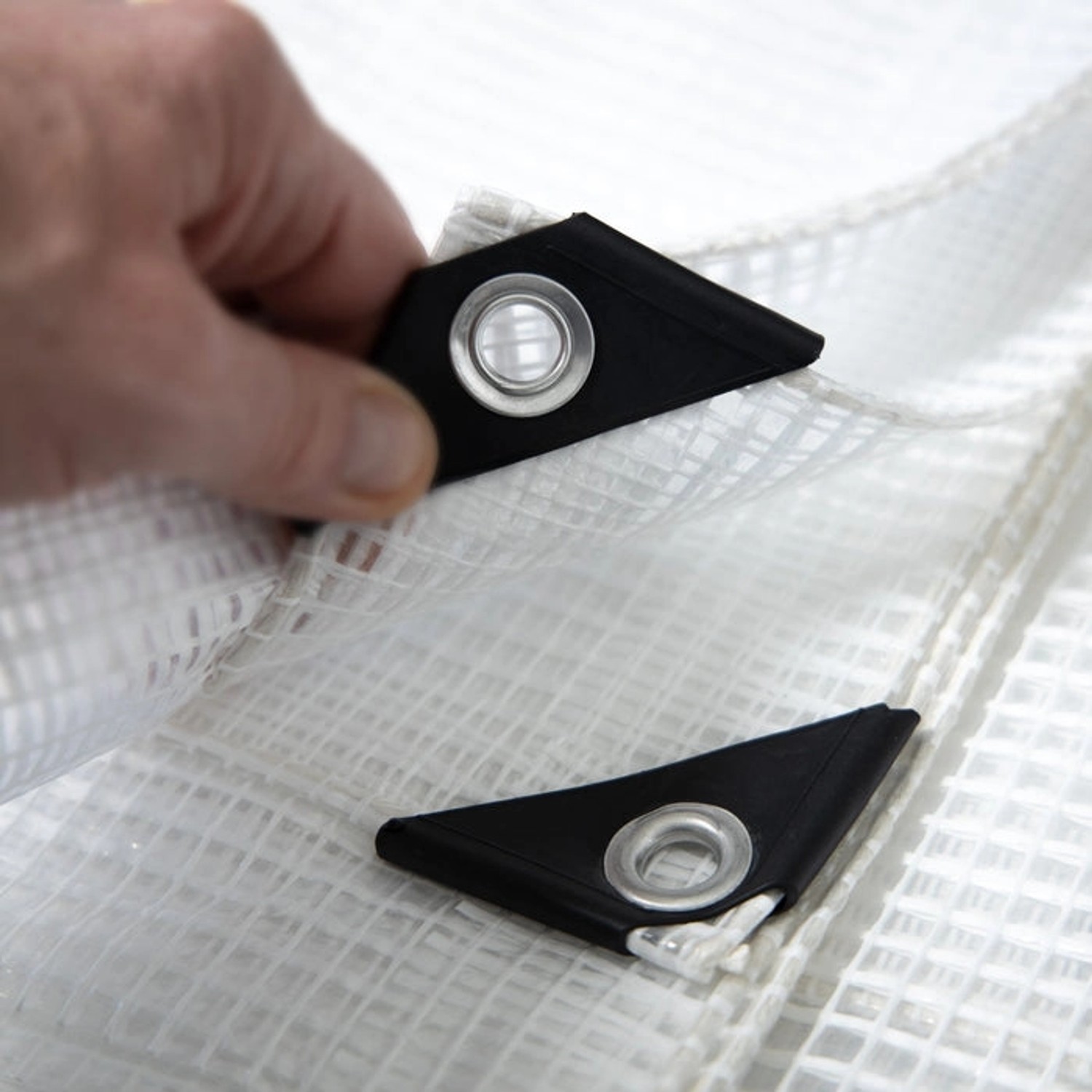 Detailaufnahme: Weiße KARAT Abdeckplane (8x14m) mit Ösen. Reißfest, wasserdicht, ideal für Bau und Garten.