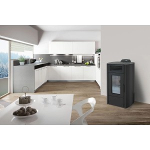 Schwarzer Rowi Pelletofen (5,9 kW) aus Stahl im modernen Wohnraum.