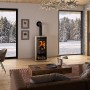 Justus Usedom 7 Kaminofen mit Sandstein-Verkleidung in Schwarz, 7 kW Leistung im Wohnraum.