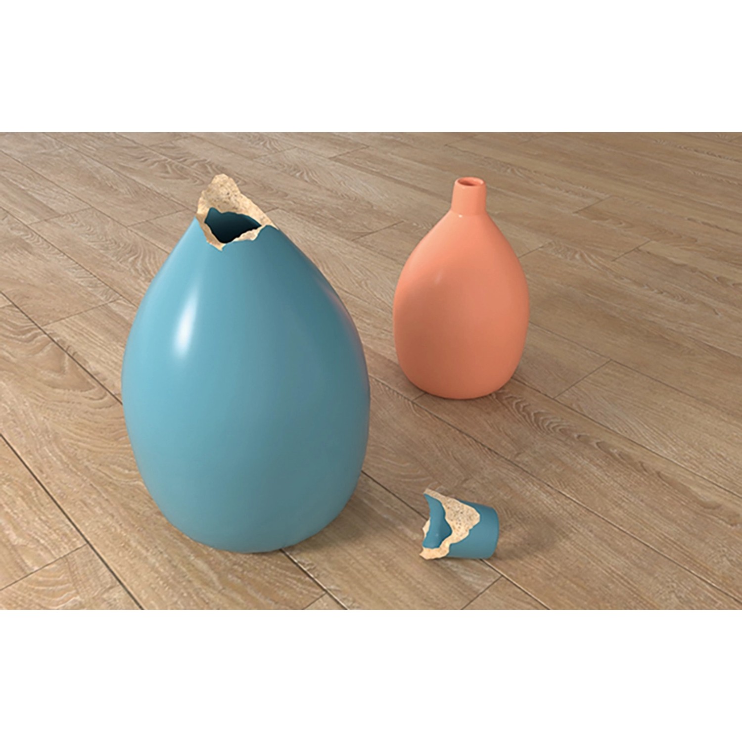 Beschädigte blaue Vase und intakte orangefarbene Vase auf Holzboden. Reparatur mit Fischer 30 Sekunden Kleber.