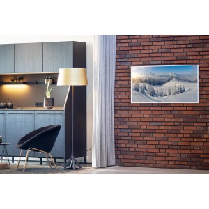 Könighaus Infrarotheizung mit Schneelandschaft-Motiv an Ziegelwand in Wohnraum.