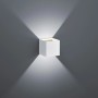 Weiße, kubische Trio LED Wandlampe Louis mit Lichtkegel an grauer Wand.