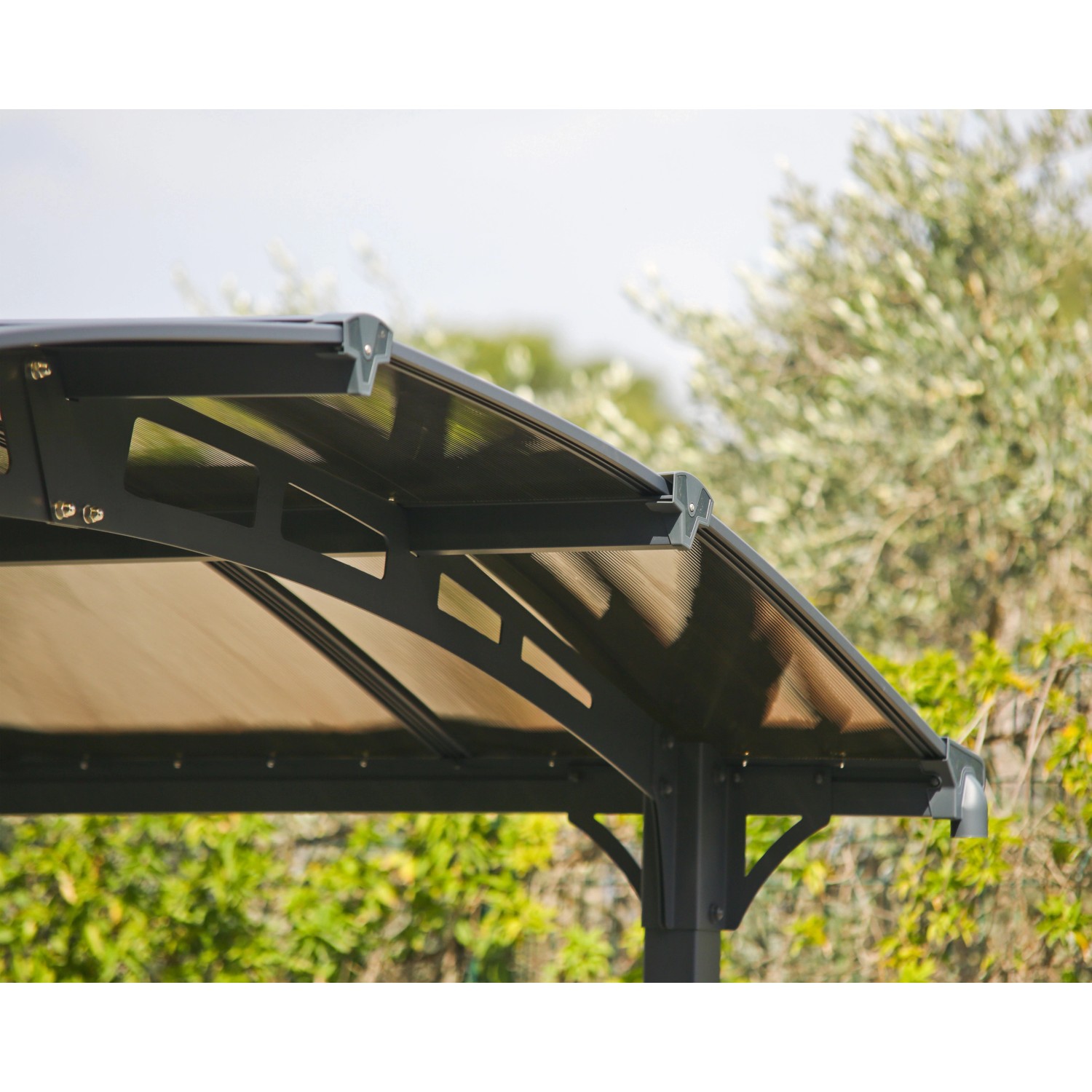 Detailansicht: Anthrazitfarbener Canopia Carport Arcadia 4300 mit gewölbtem Dach.