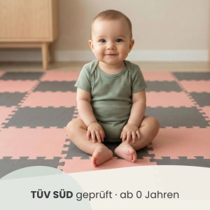 Baby sitzt auf LittleTom Spiel- & Krabbelmatte, 18-teilige Puzzlematte in Terracotta und Grau.