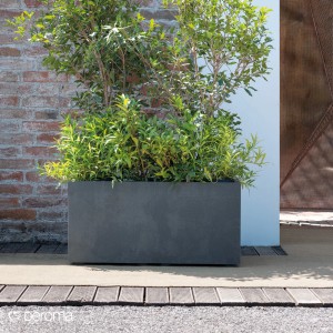 Anthrazitfarbener Deroma Pflanzkasten Millennium (79x39x39 cm) mit Bepflanzung im Außenbereich.