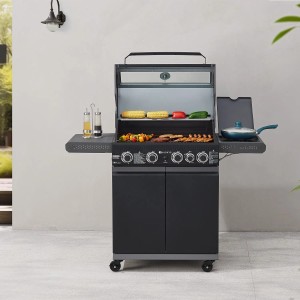 Juskys BBQ Gasgrill Savannah mit 4 Brennern und Seitenbrenner, Grillgut auf dem Rost.