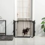 Schwarzes PawHut Hunde Absperrgitter mit automatisch schließender Tür, ein Hund sicher dahinter. Ideal als Türschutzgitter.