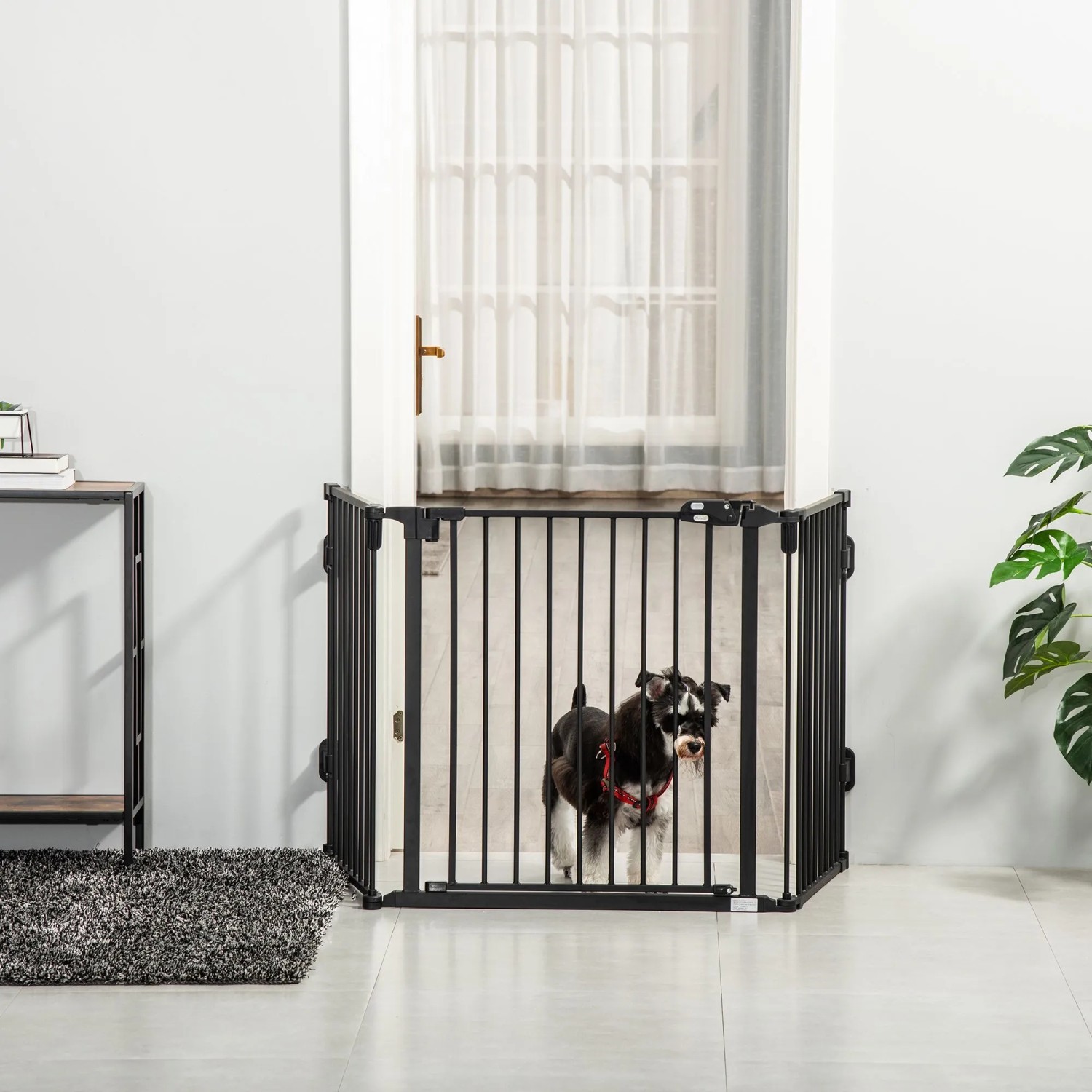 Schwarzes PawHut Hunde Absperrgitter mit automatisch schließender Tür, ein Hund sicher dahinter. Ideal als Türschutzgitter.