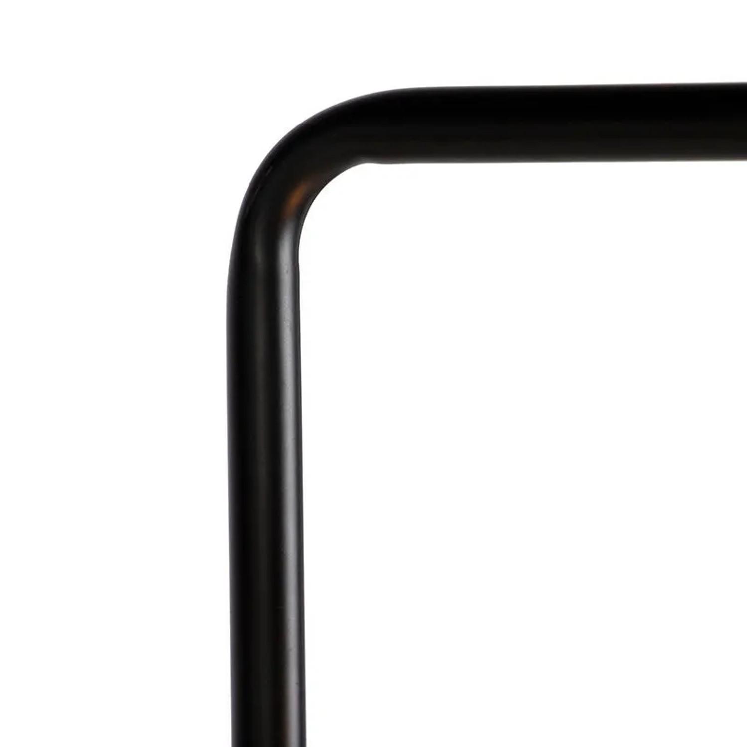 Detailaufnahme der schwarzen QAZQA Facil Stehleuchte, minimalistisches Design.