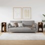 Zwei vidaXL Beistelltische in Räuchereiche mit Ablagen, flankieren ein Sofa im modernen Wohnzimmer.