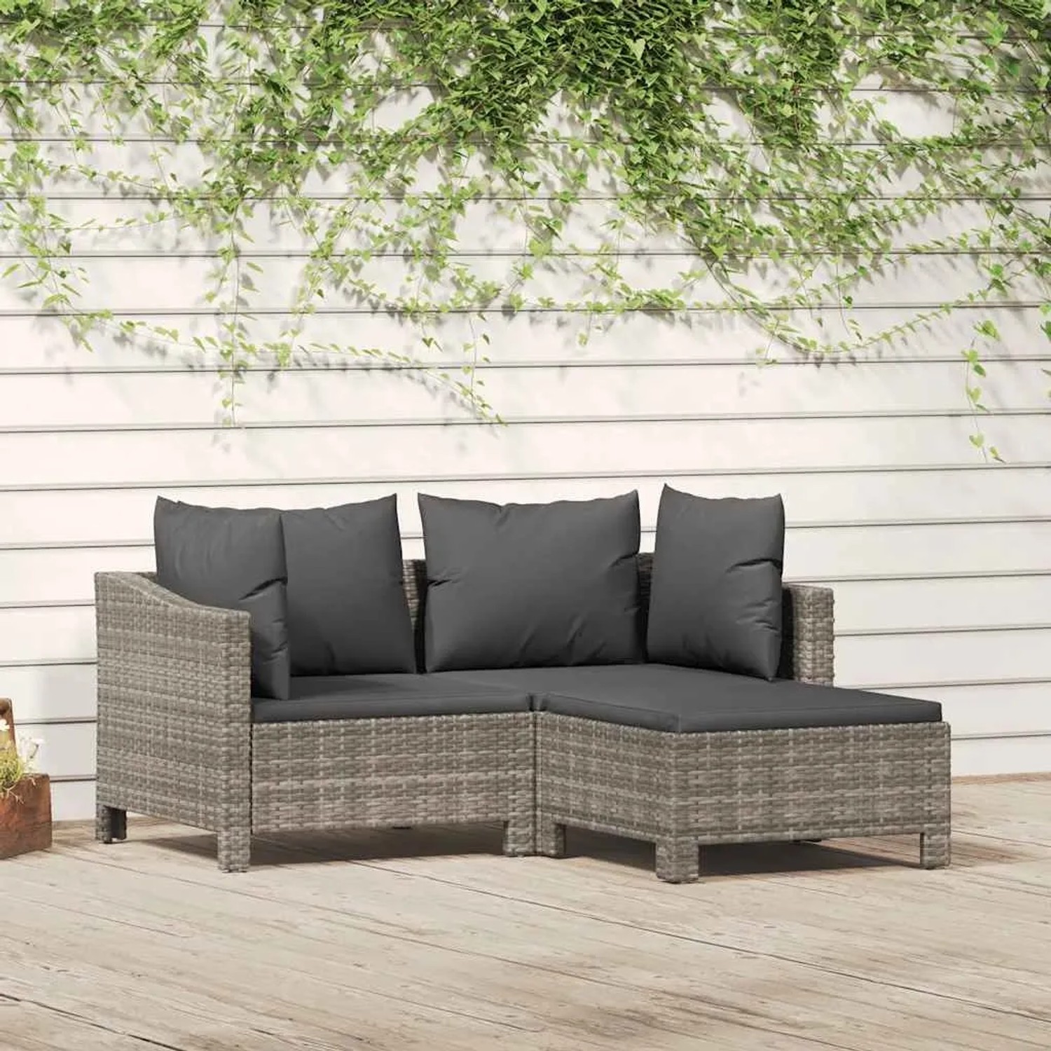 Graues 3-tlg. Garten Lounge Set aus Poly Rattan mit dunklen Kissen.