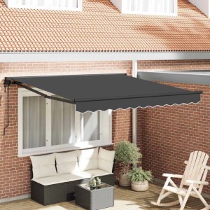 Anthrazitfarbene einziehbare Markise 300x250 cm aus Polyester und Metall, über einer Terrasse mit Sitzgruppe am Haus.