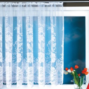 Weiße, transparente Arsvita Gardine Marburg mit Blumenmuster am Fenster.