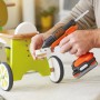 Black+Decker Akku-Heißklebepistole BDCGG12N beim Kleben von Holz.