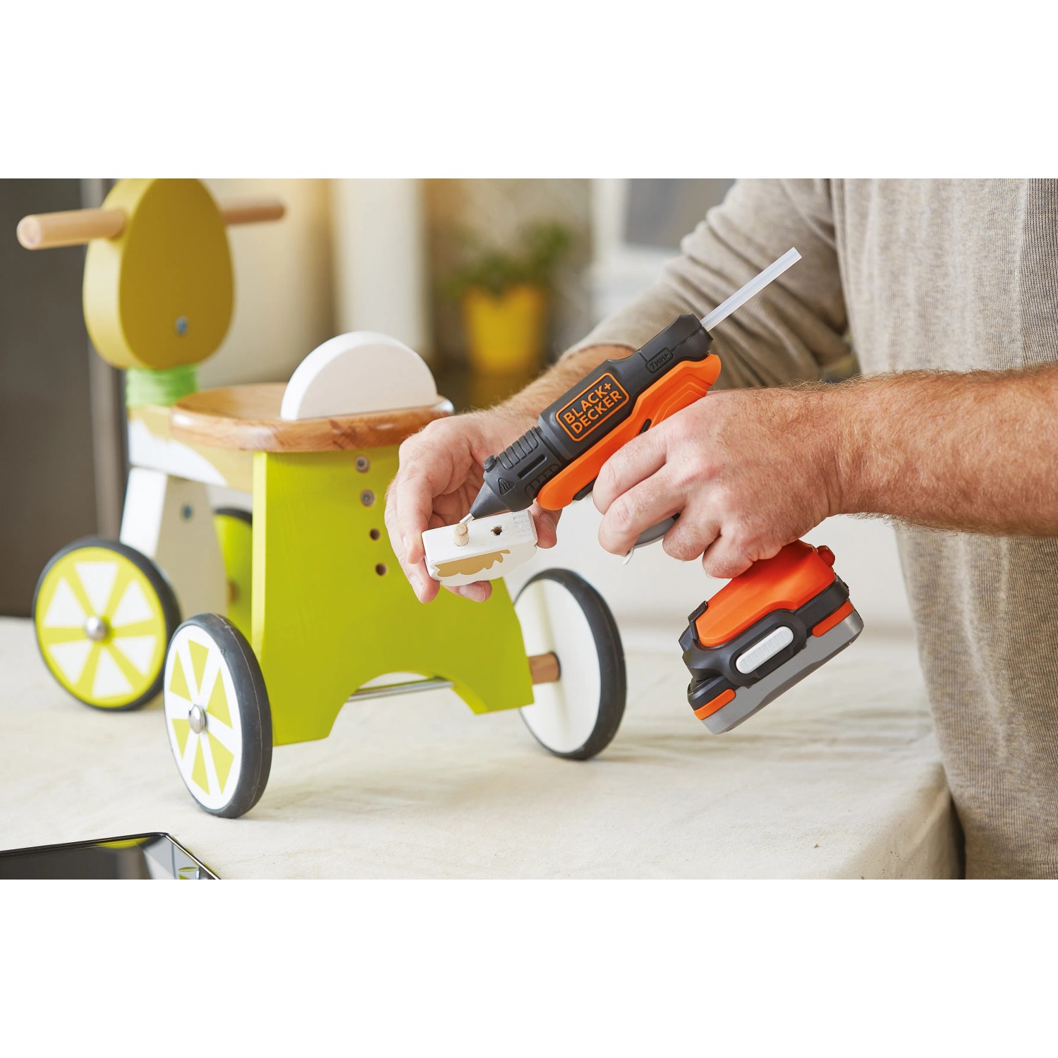 Black+Decker Akku-Heißklebepistole BDCGG12N beim Kleben von Holz.