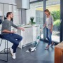 Leifheit Akku-Saugwischer Regulus Aqua PowerVac im Einsatz auf Fliesenboden in Küche.