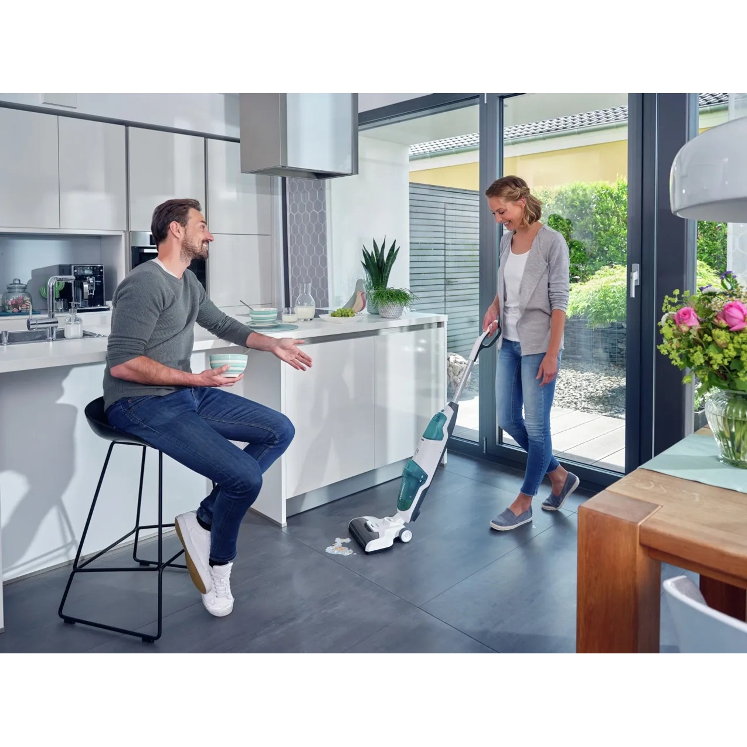 Leifheit Akku-Saugwischer Regulus Aqua PowerVac im Einsatz auf Fliesenboden in Küche.